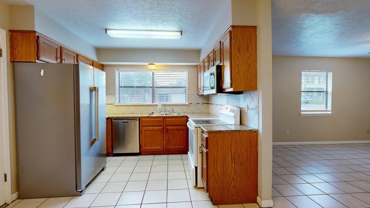 1002 Hardwood Ln - Photo 2 of 39