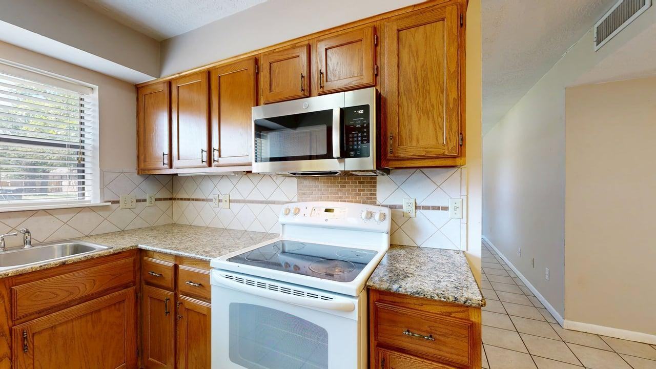 1002 Hardwood Ln - Photo 3 of 39