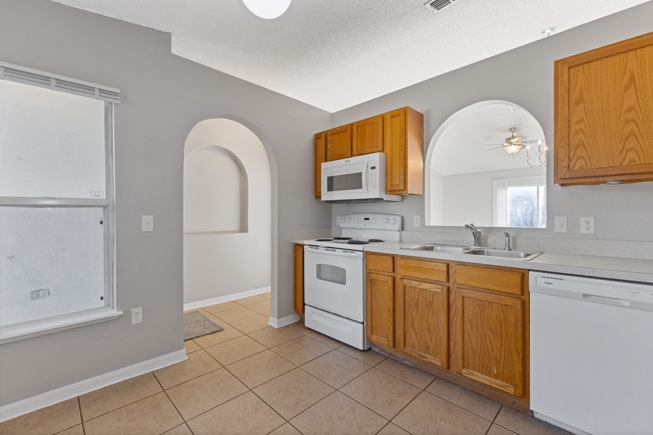 215 Curtis Ave - Photo 2 of 13