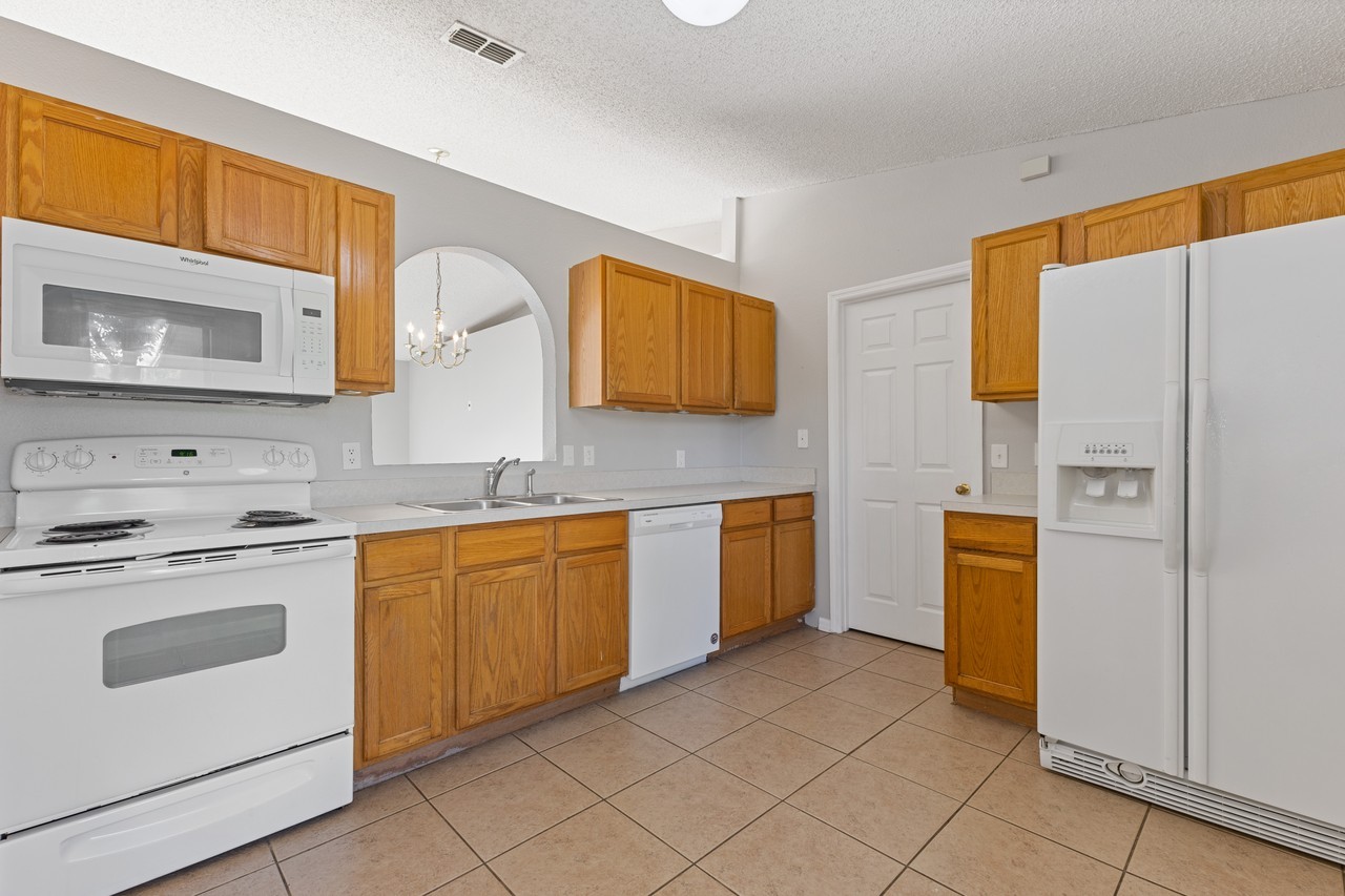 215 Curtis Ave - Photo 3 of 13