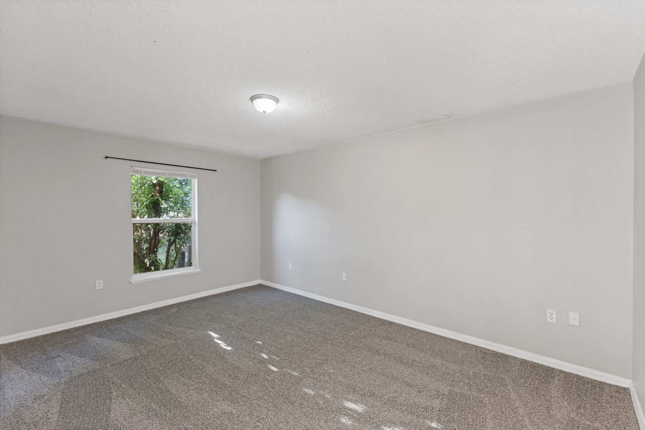 215 Curtis Ave - Photo 6 of 13