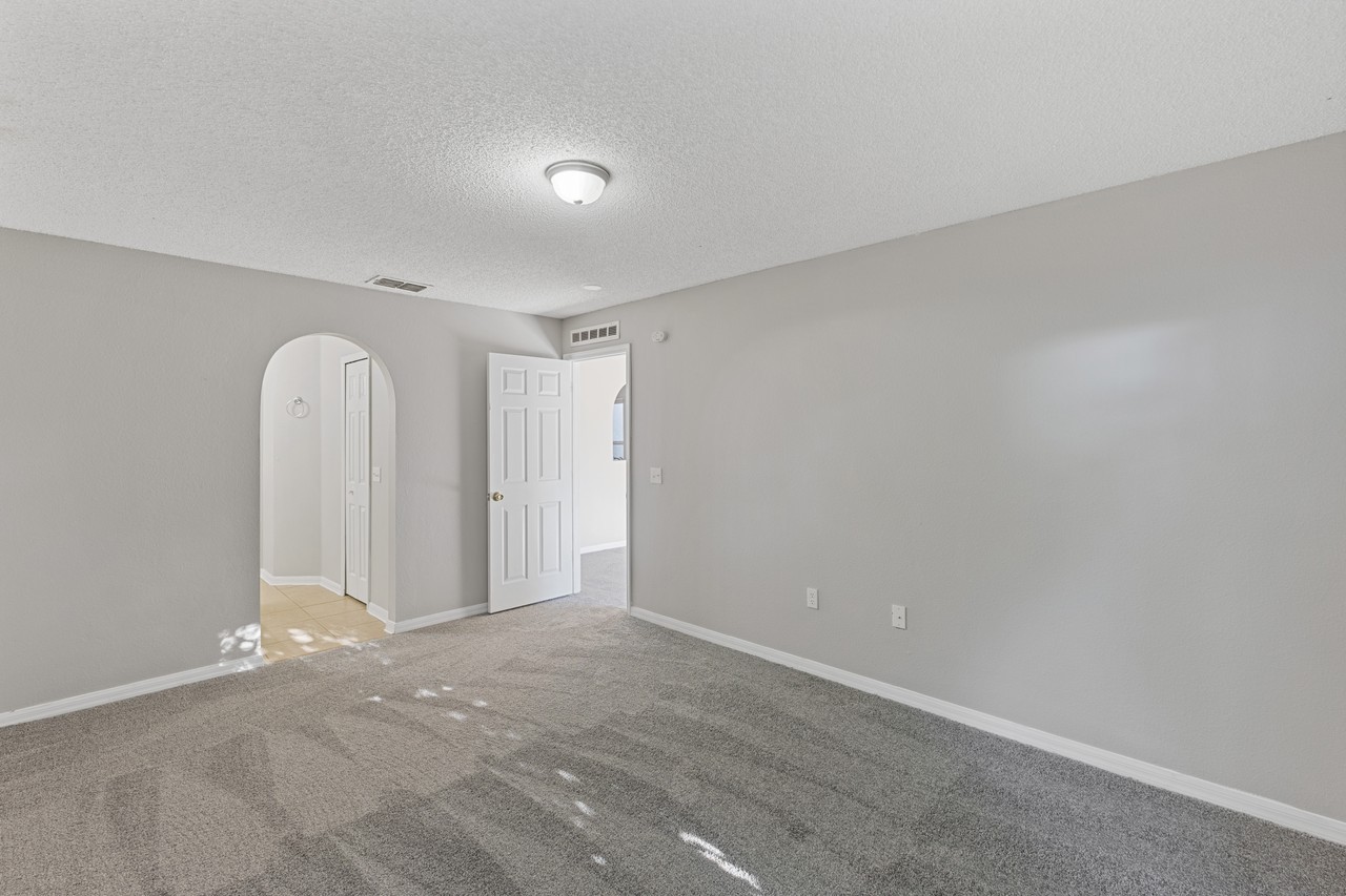 215 Curtis Ave - Photo 7 of 13