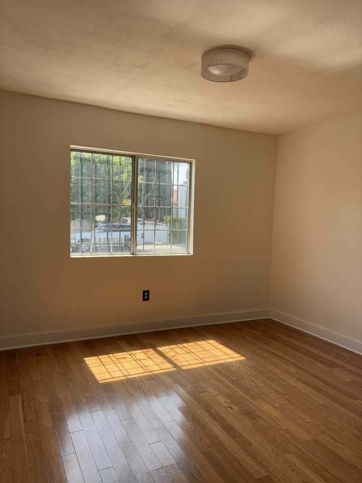 2051 S Burnside Ave #NA - Photo 2 of 34