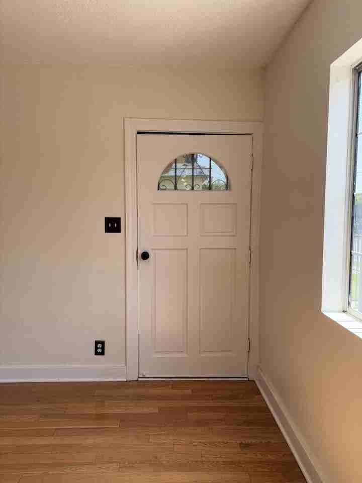 2051 S Burnside Ave #NA - Photo 3 of 34