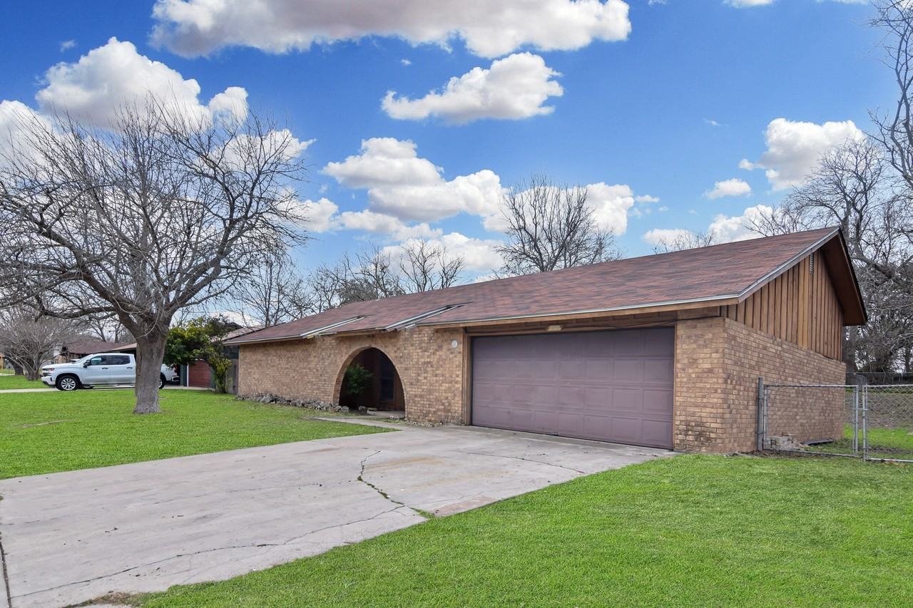 406 W Voelter Ave - Photo 2 of 20