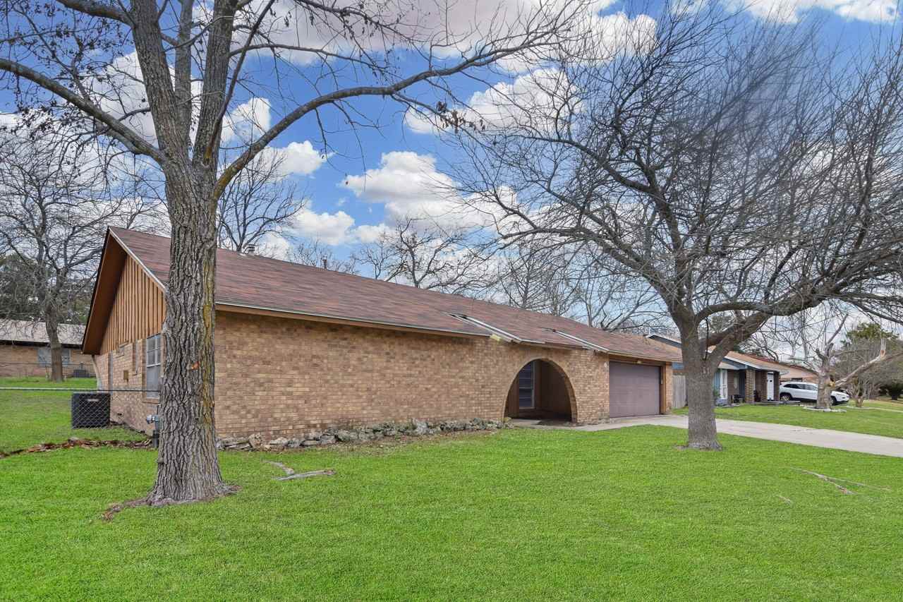 406 W Voelter Ave - Photo 3 of 20