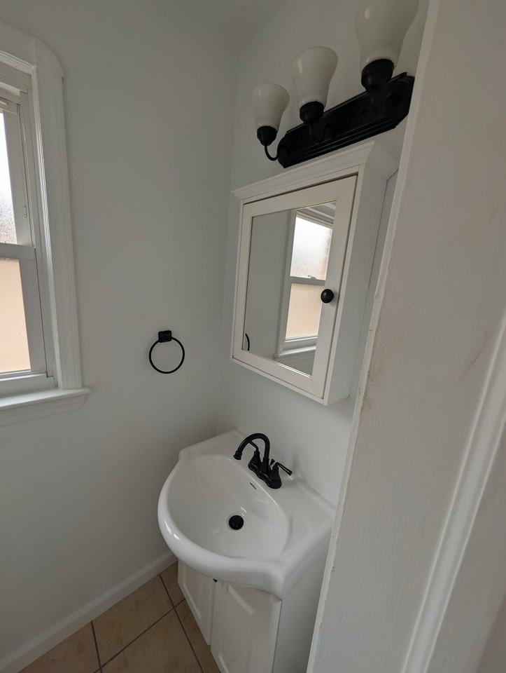 15703 Turney Rd - Photo 3 of 26