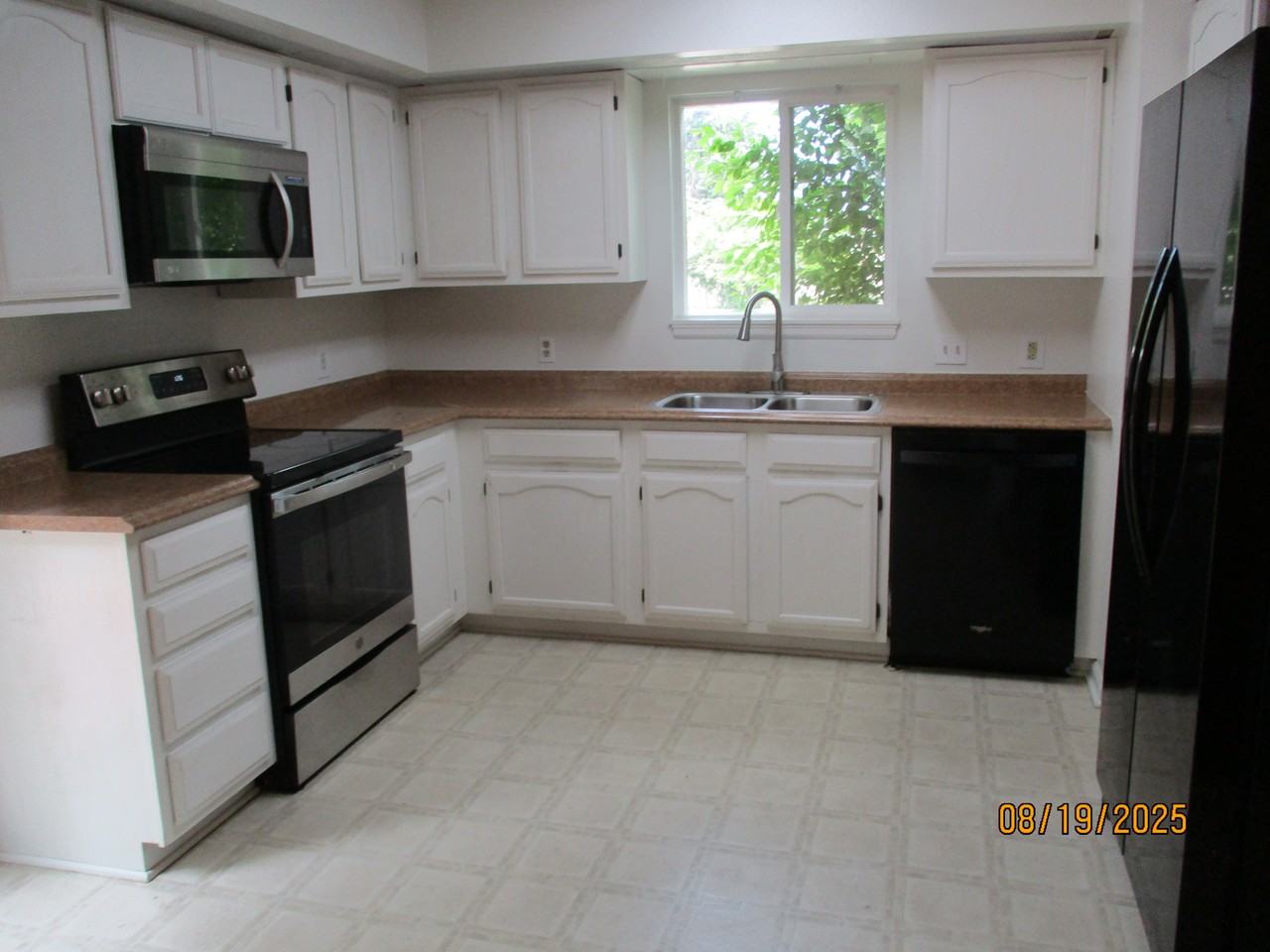 491 N Raynolds Ave - Photo 3 of 15