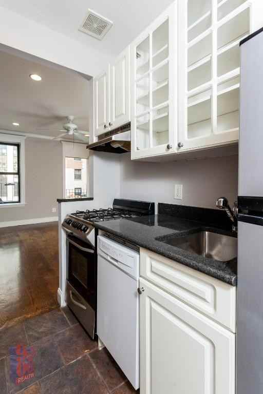 E 18th St #02D - Photo 5 of 9