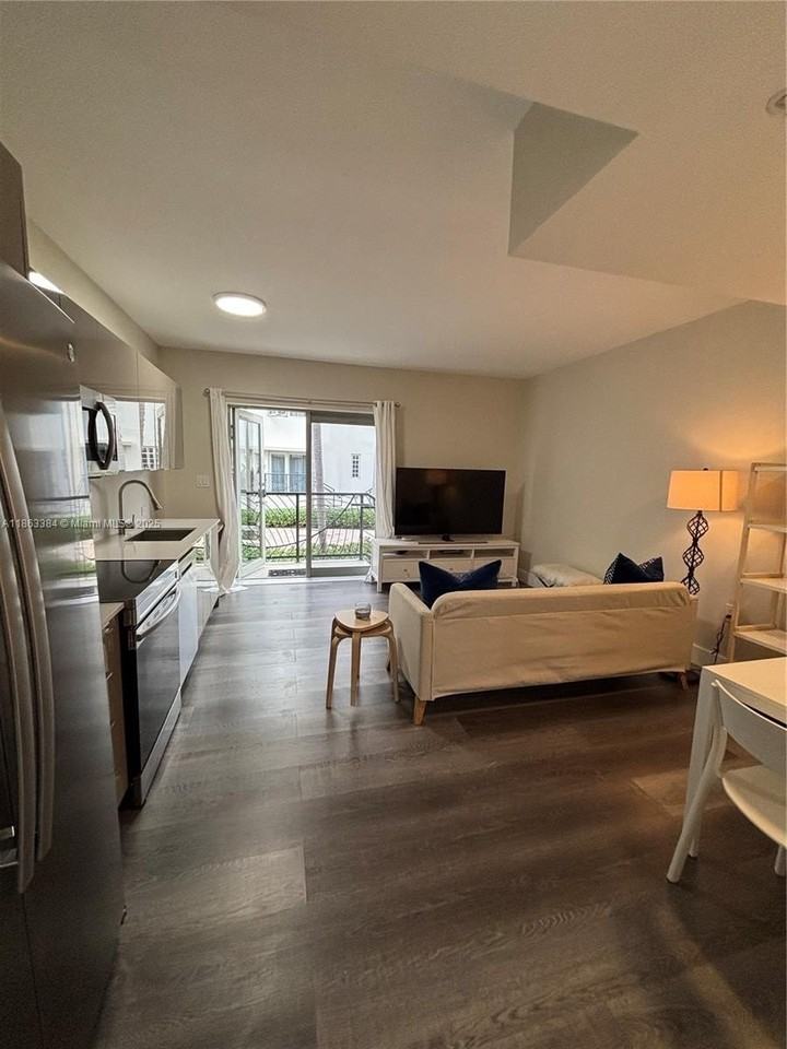 435 21st Street #111 - Photo 3 of 32