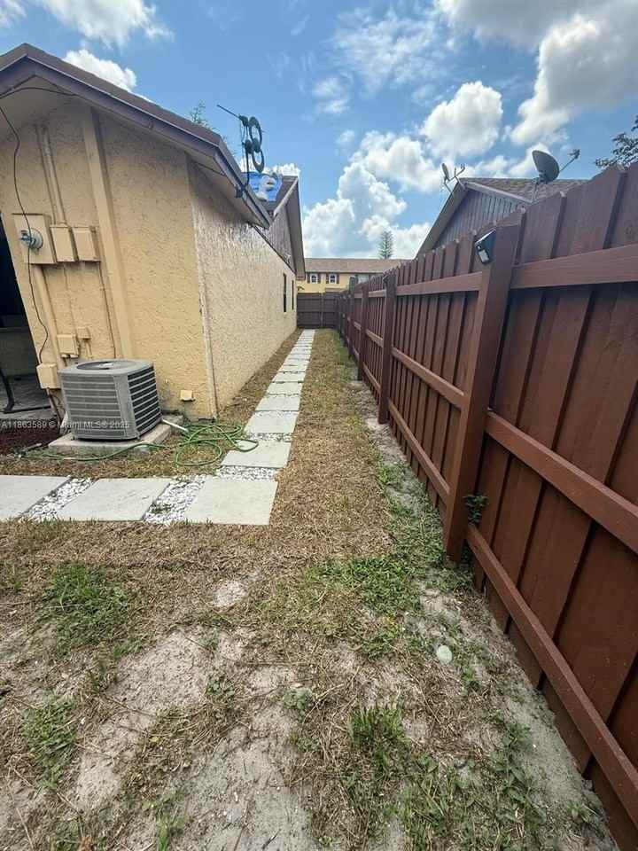 4403 Nw 4th Ave #4403 - Photo 4 of 18