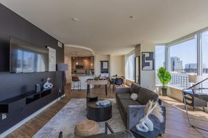 featured image of 17 W Monroe St