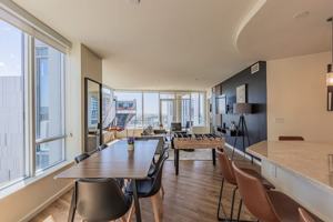 featured image of 17 W Monroe St