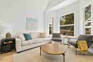 featured image of 90 De Haven Street