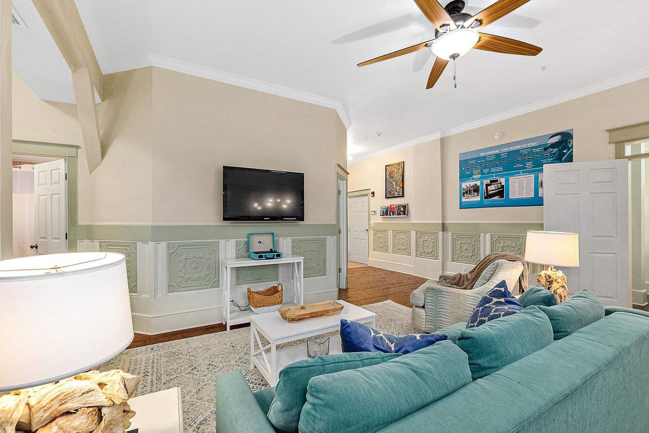 92 Washington St #1281975P - Photo 5 of 36