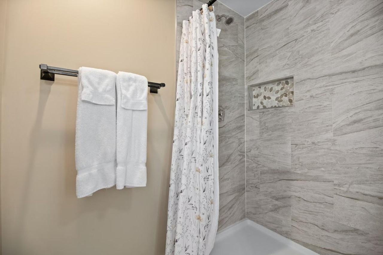 208 E Spring St #1285017P - Photo 6 of 19