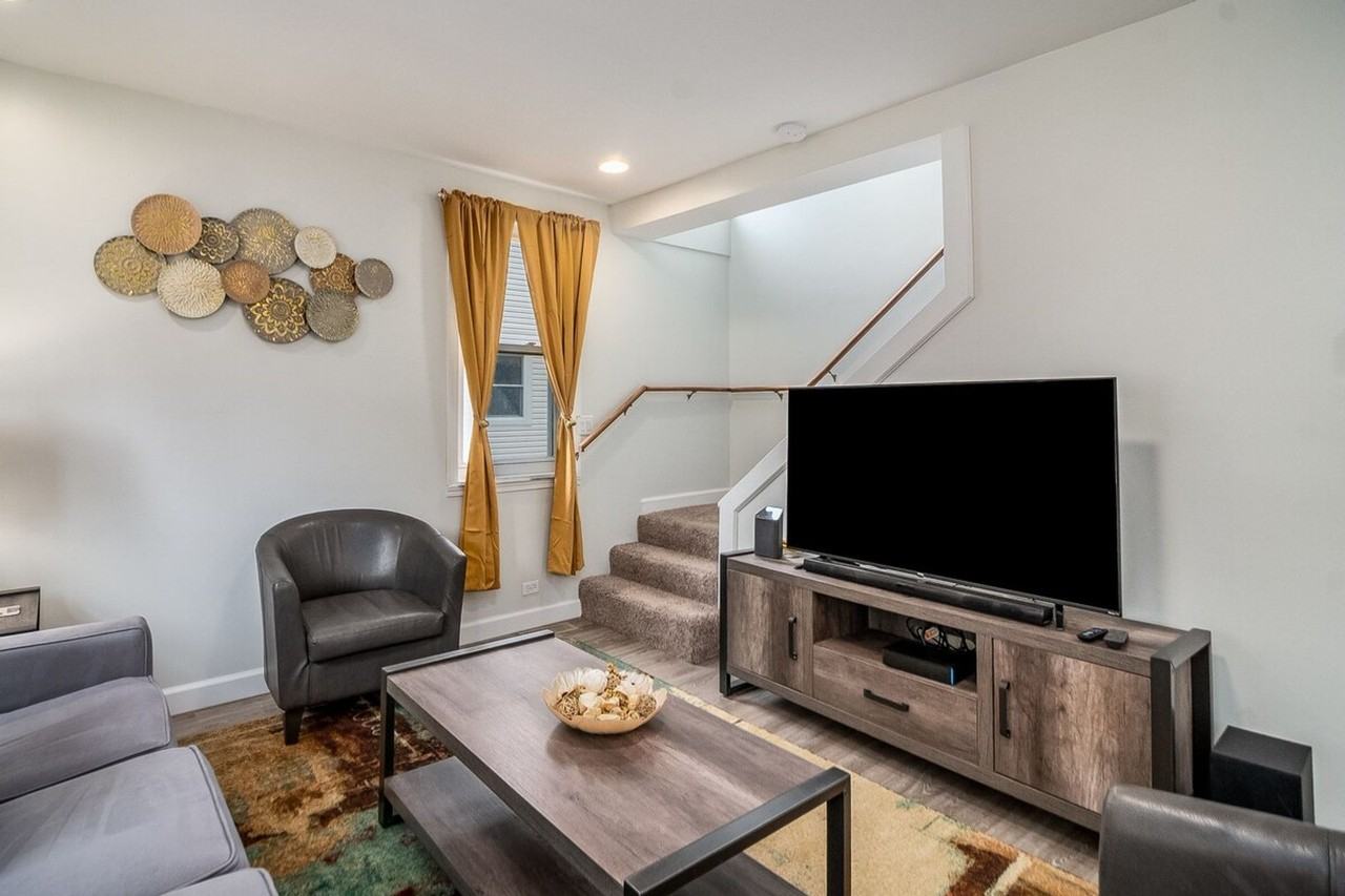 327 West School Street #1285045P - Photo 3 of 24