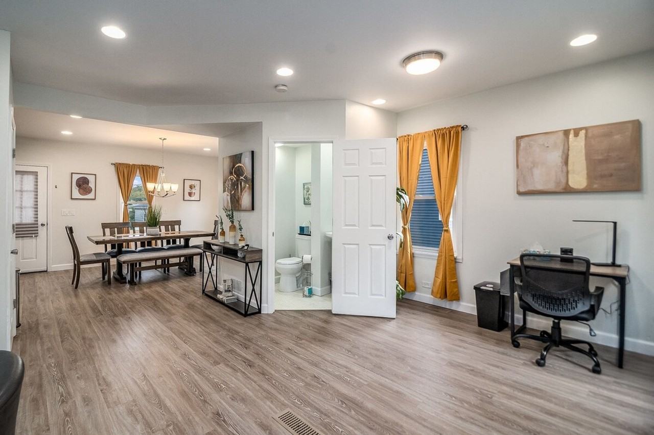 327 West School Street #1285045P - Photo 4 of 24