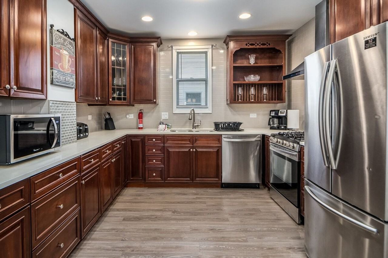 327 West School Street #1285045P - Photo 5 of 24