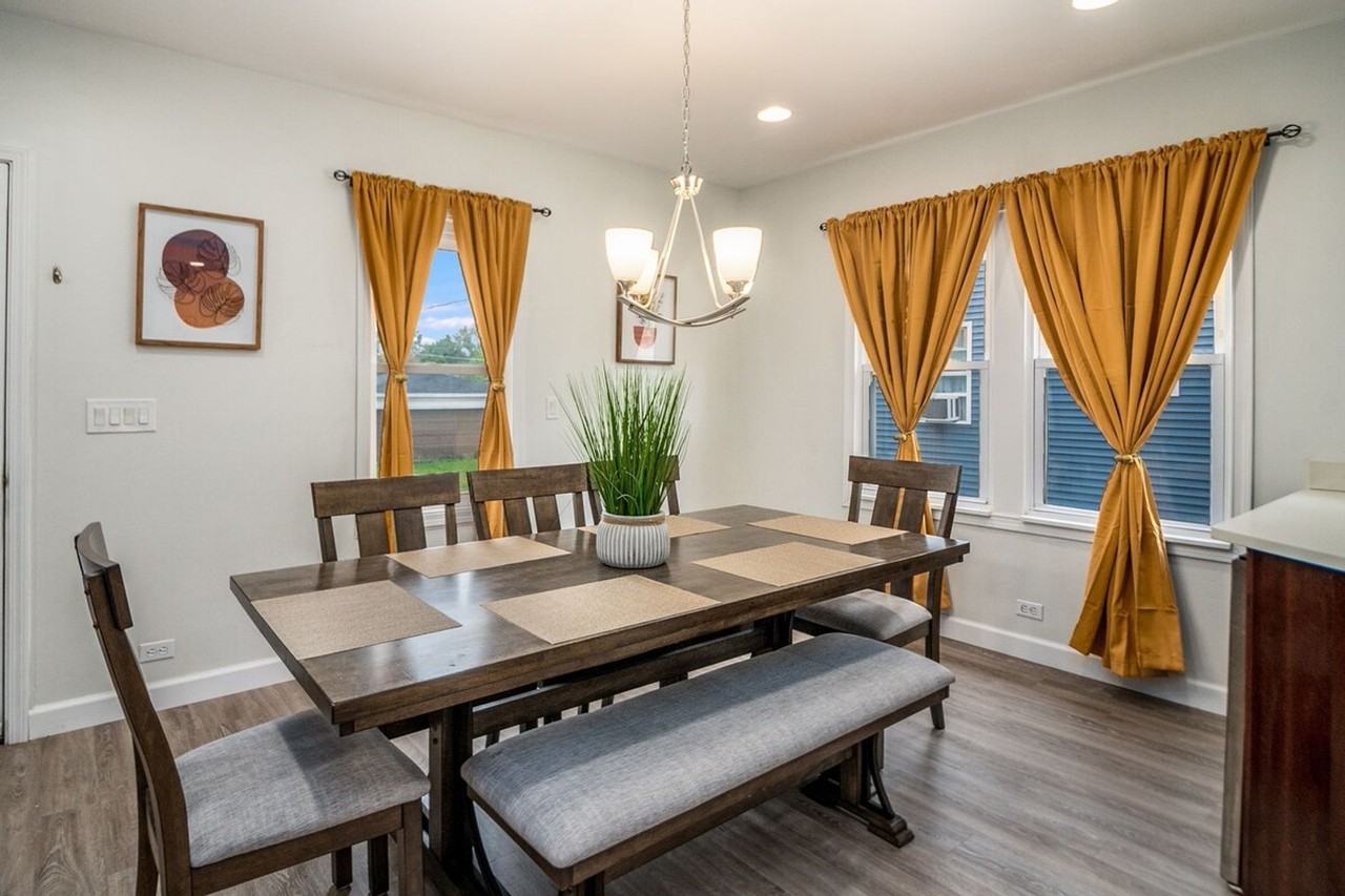 327 West School Street #1285045P - Photo 6 of 24