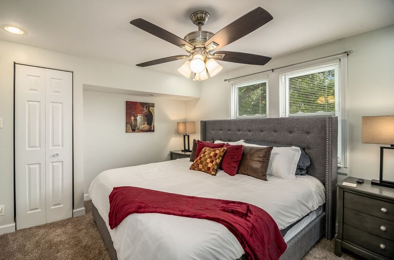 327 West School Street #1285045P - Photo 7 of 24