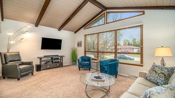 featured image of 886 Arthur Dr