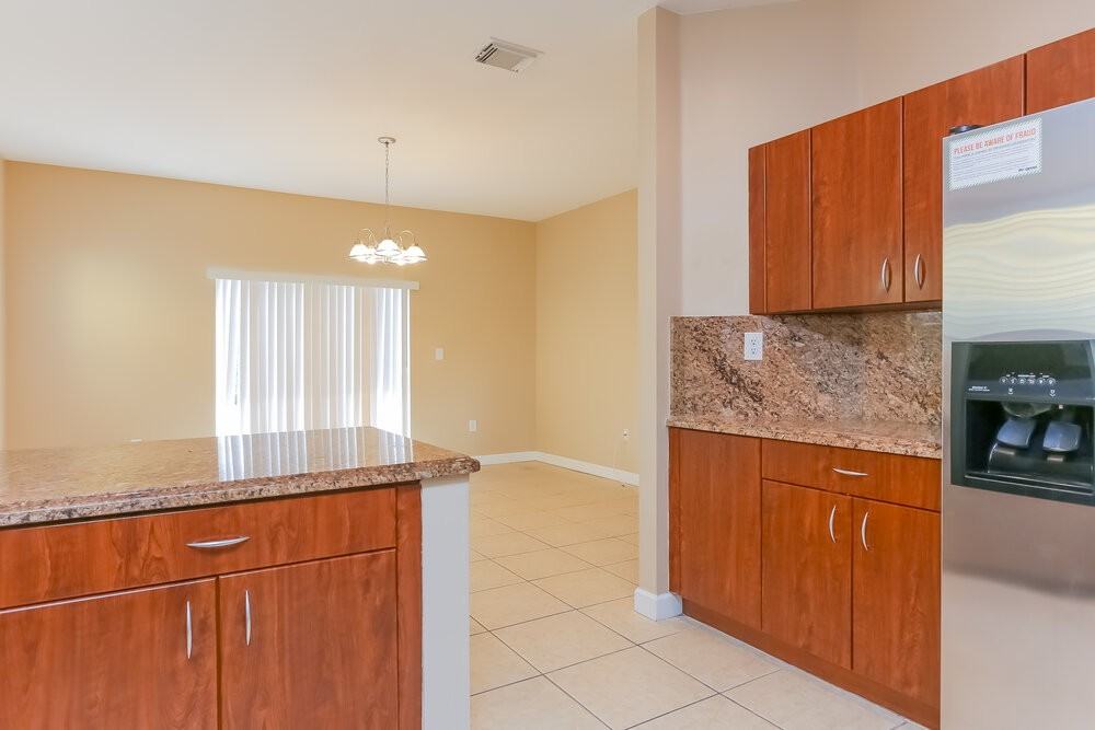 1241 Ne 41st Pl - Photo 7 of 16