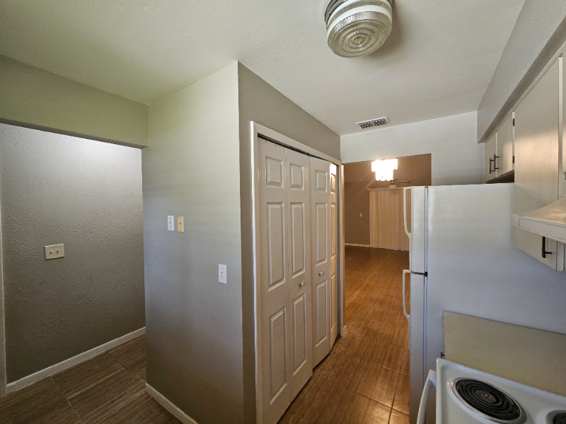 1015 Harden Court - Photo 4 of 12