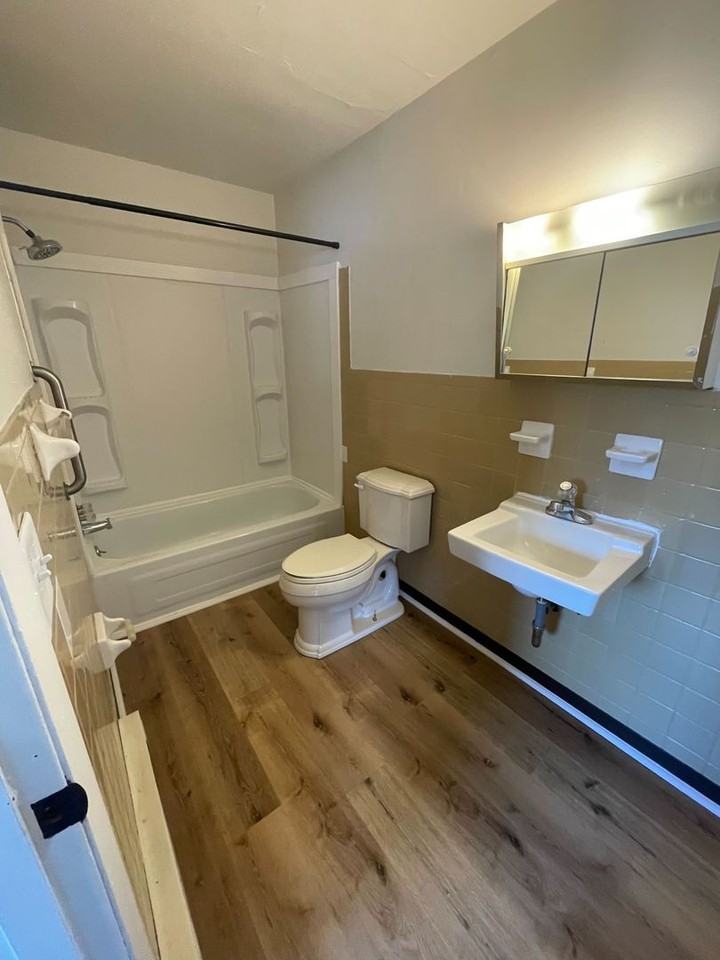 1302 W Sycamore St - Photo 6 of 6