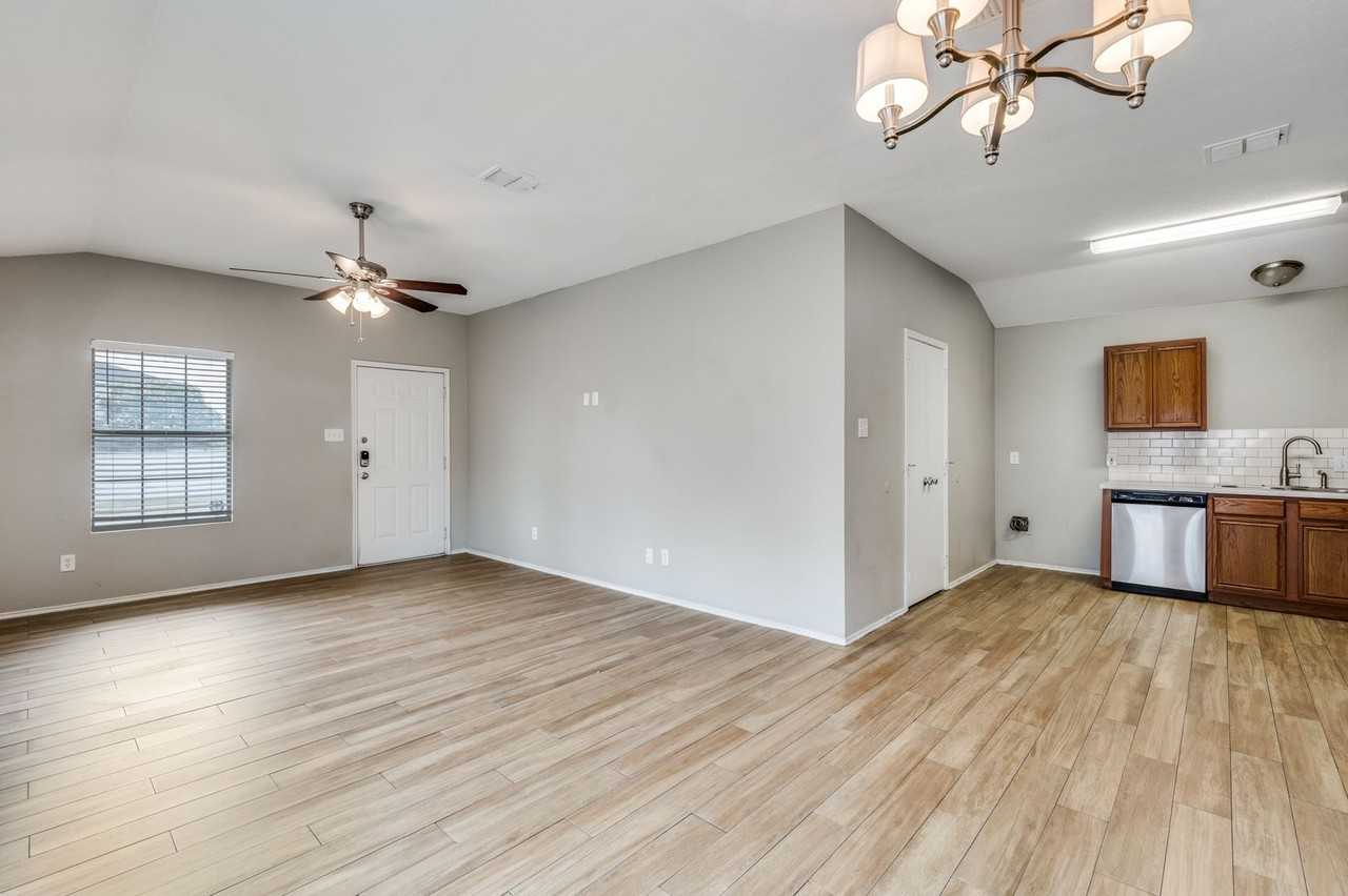 732 River Garden Dr - Photo 2 of 11