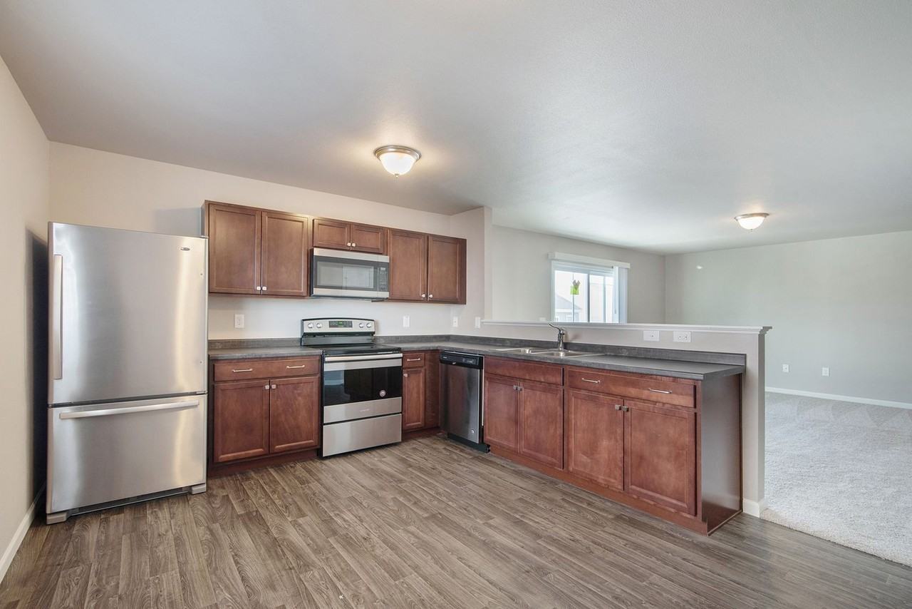 2801 Jordan River Dr - Photo 3 of 15