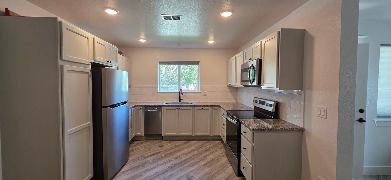 2906 Cribbon Ave - Photo 2 of 12