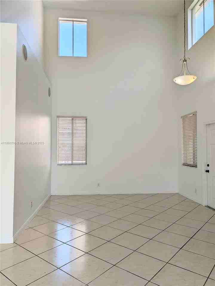 2751 Sw 4th Ct - Photo 3 of 20