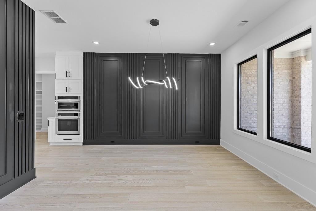 555 Versailles Dr - Photo 4 of 50