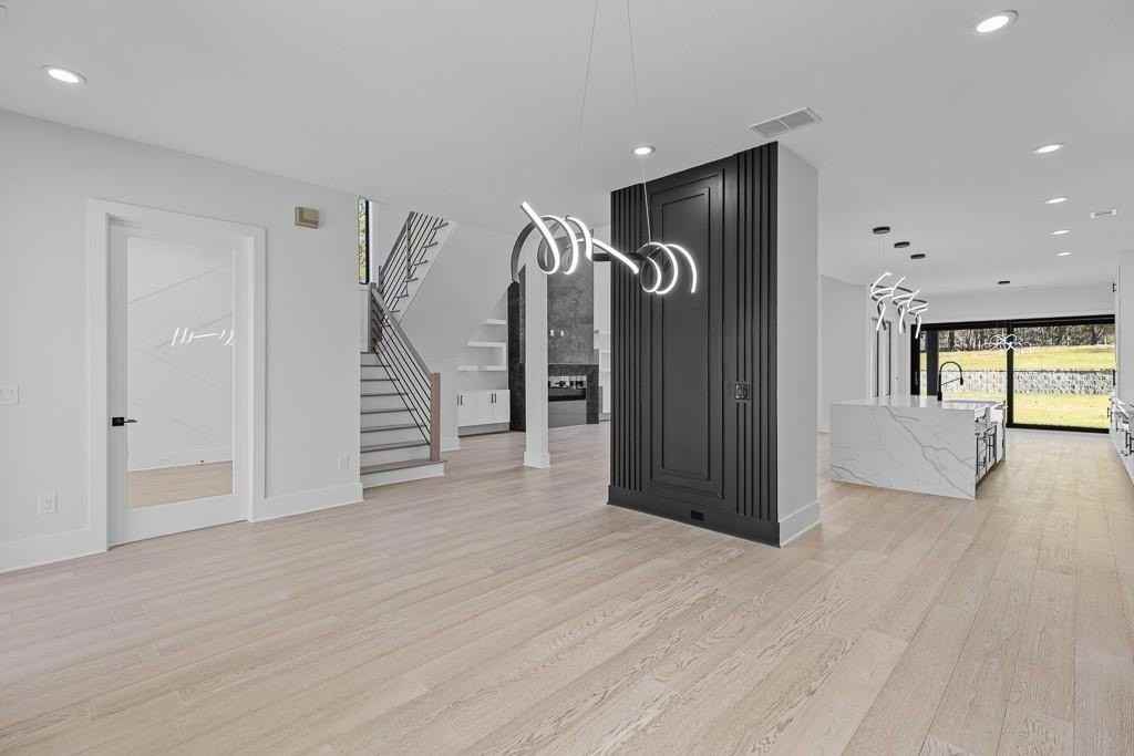 555 Versailles Dr - Photo 5 of 50