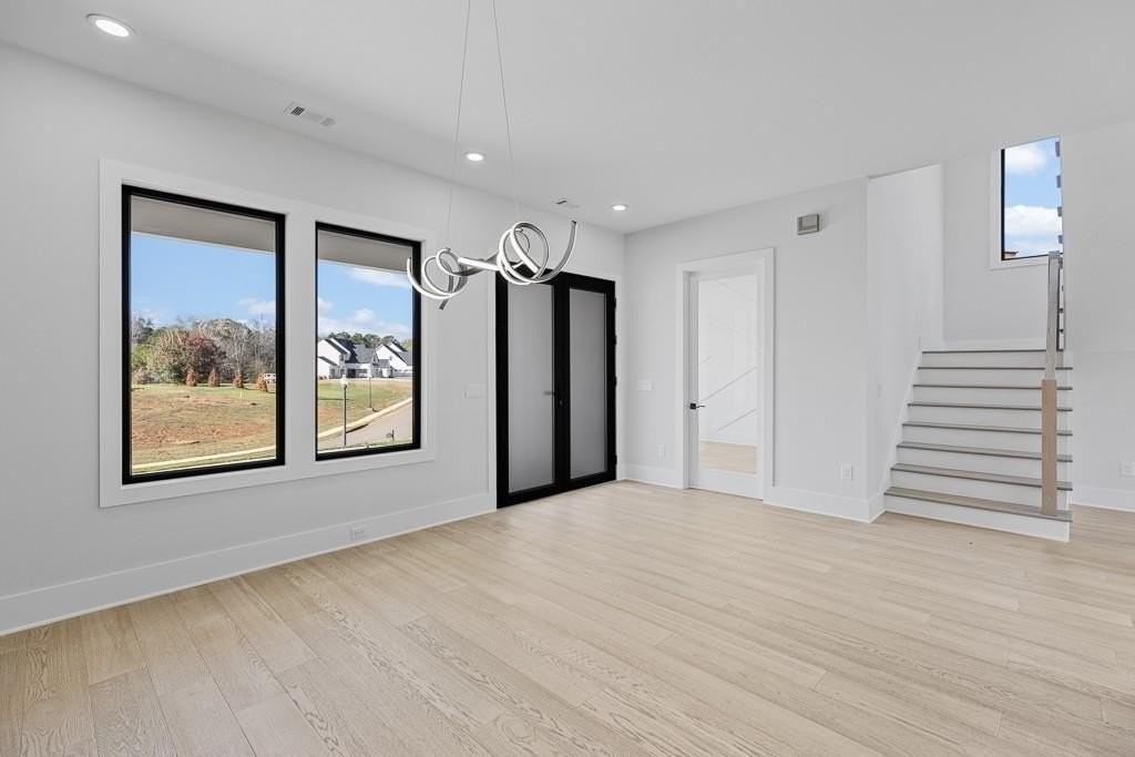 555 Versailles Dr - Photo 6 of 50