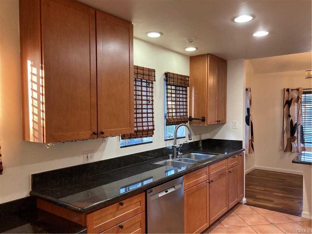 820 Loma Ave - Photo 3 of 8