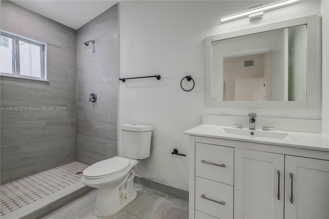 7777 Northwest 8th Court #B - Photo 4 of 9