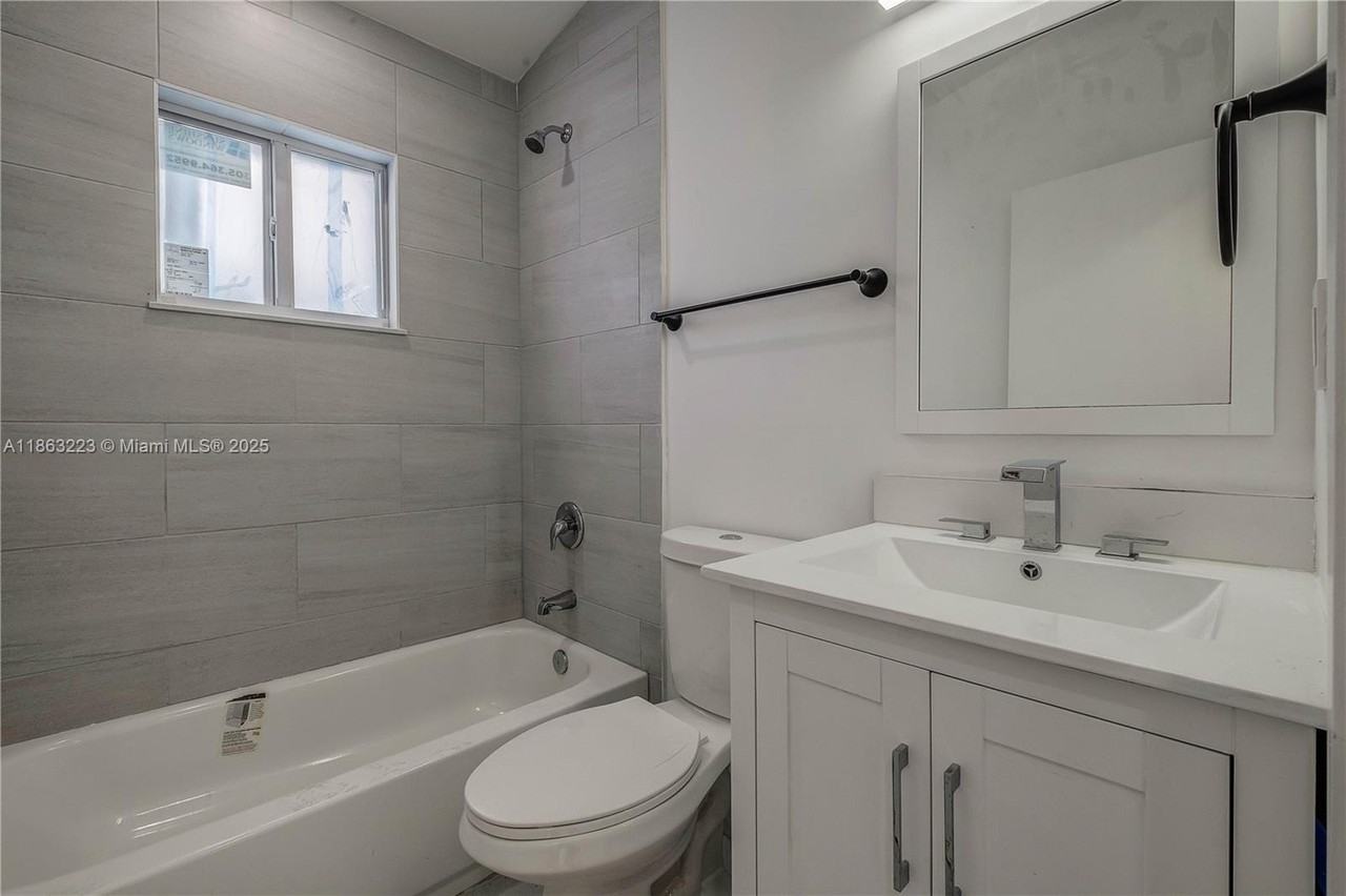 7777 Northwest 8th Court #B - Photo 5 of 9