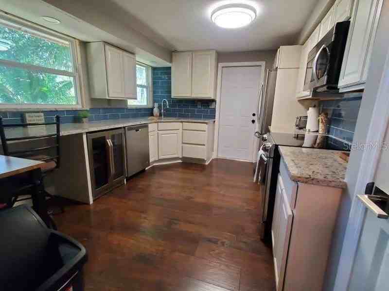 22274 Westchester Boulevard - Photo 7 of 18