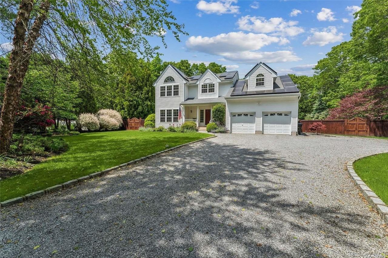 39 Hollow Ln - Photo 2 of 36