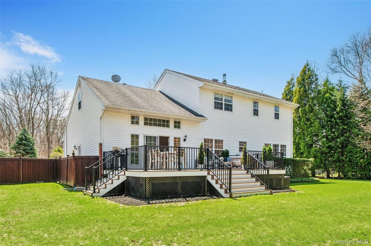 39 Hollow Ln - Photo 3 of 36