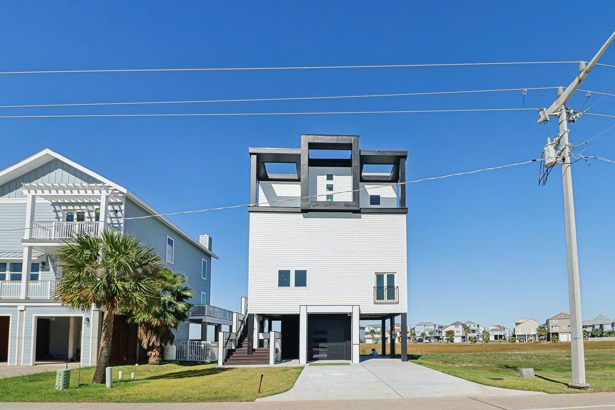 830 Tiki Dr - Photo 2 of 44