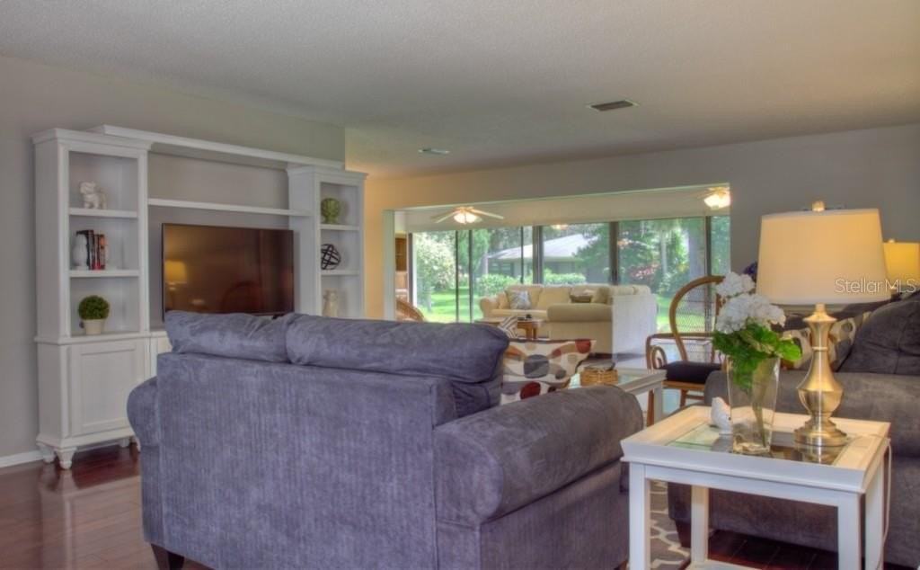 7093 Fairway Bend Ln - Photo 3 of 25