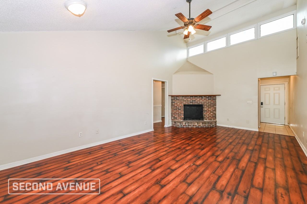 1540 Lake Shore Blvd - Photo 4 of 26