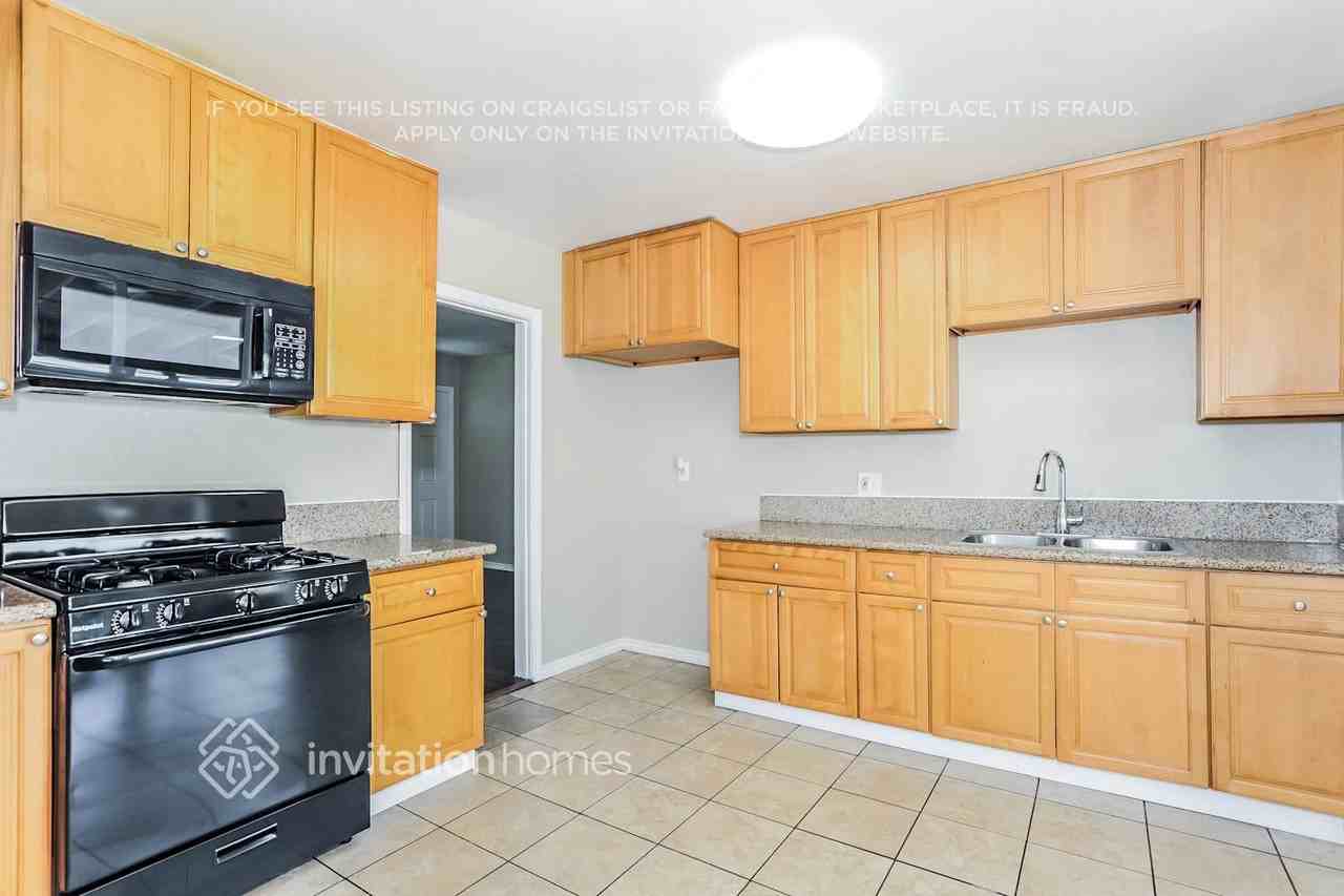 10821 Rosecrans Avenue - Photo 6 of 17