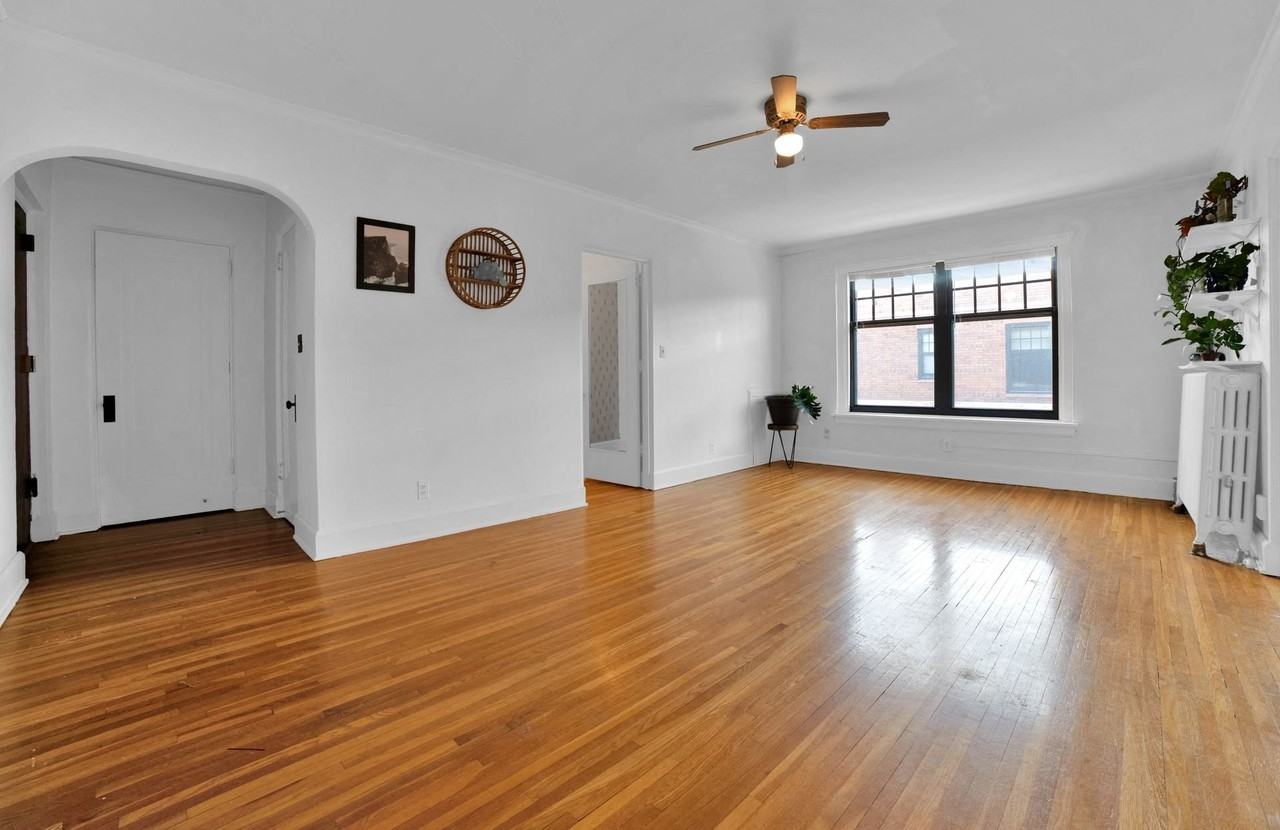 610 Summit Apartments - Photo 3 of 33