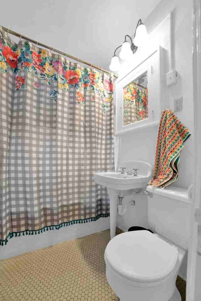 610 Summit Apartments - Photo 4 of 33