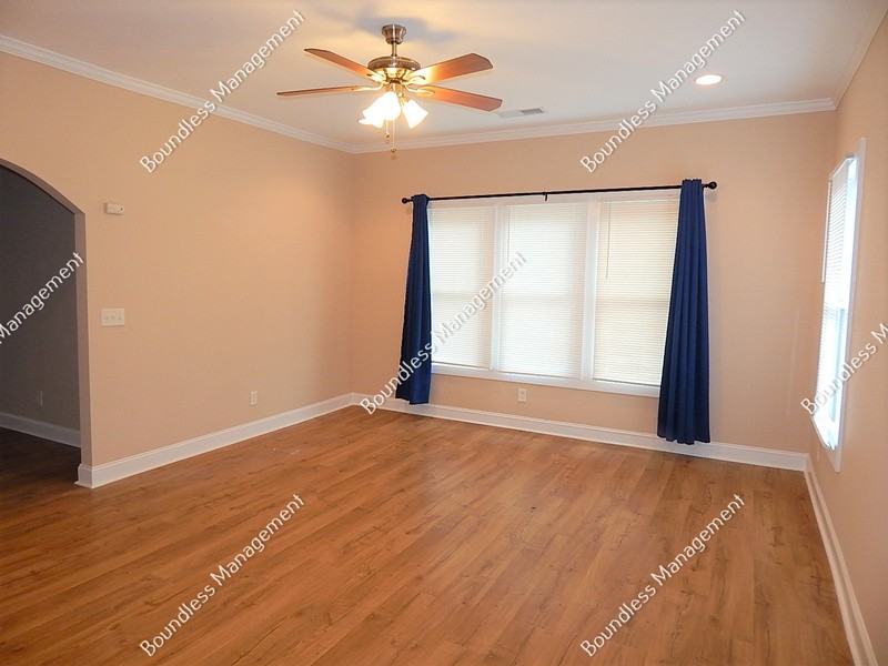 1420 Lakewood Ave Se - Photo 5 of 17