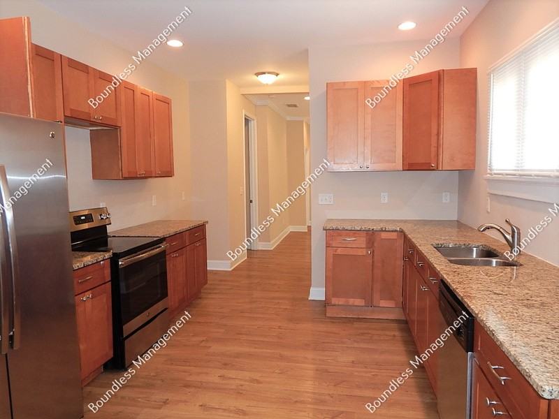 1420 Lakewood Ave Se - Photo 6 of 17